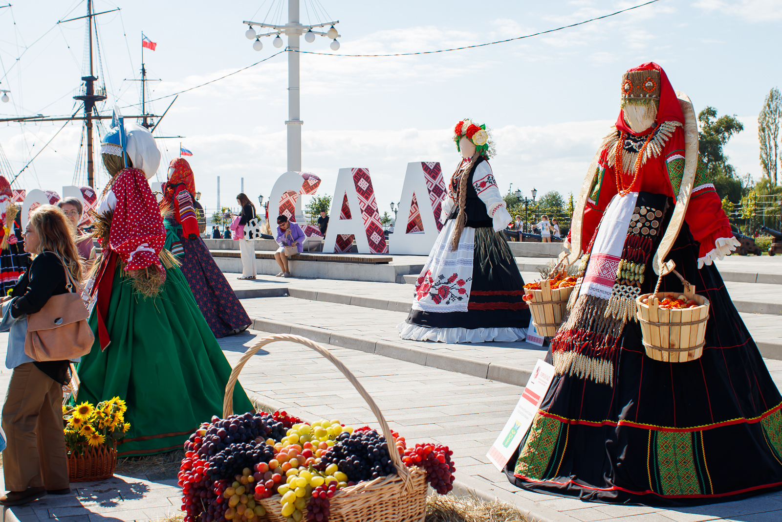 Плавучая изба, конное шоу и деревянные квадрокоптеры: чем удивил воронежцев фестиваль «Город-сад»